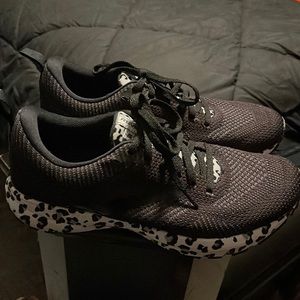 Brook size 9 Women’s Tennis Shoes